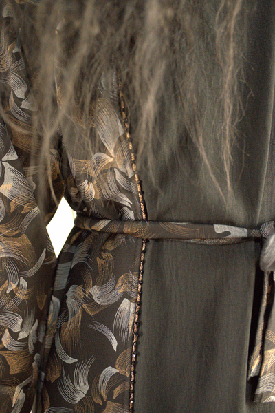 Stunning Gold & Grey Feather Print Abaya with Belt – Elegant 3-Piece Turkish Material Open Abaya