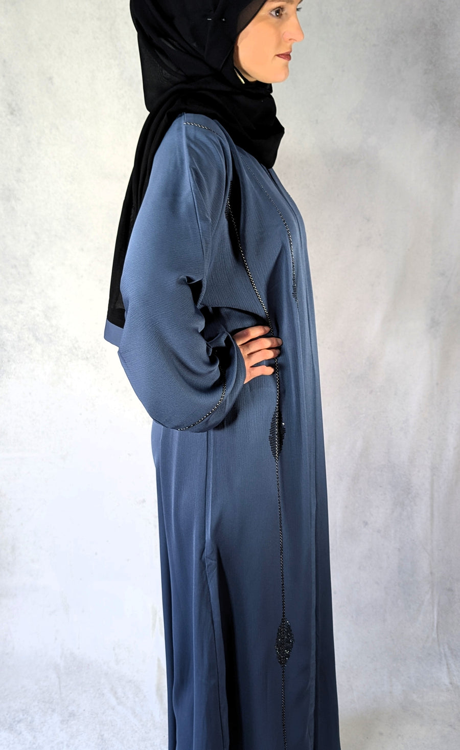 Elegant Embellished Closed Abaya – Beautiful Two-Piece Set with Embellished Design