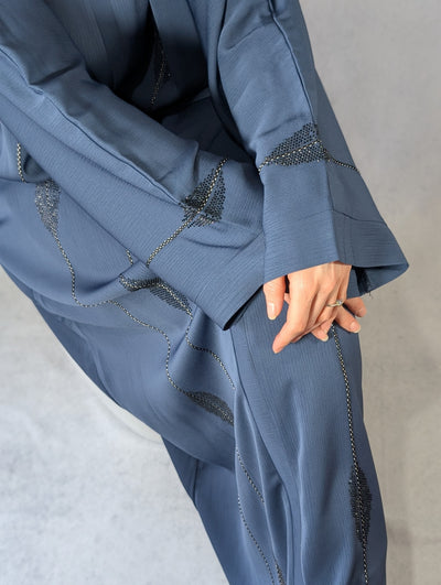 Elegant Embellished Closed Abaya – Beautiful Two-Piece Set with Embellished Design